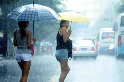 青岛暴雨如注，一场与自然的对话